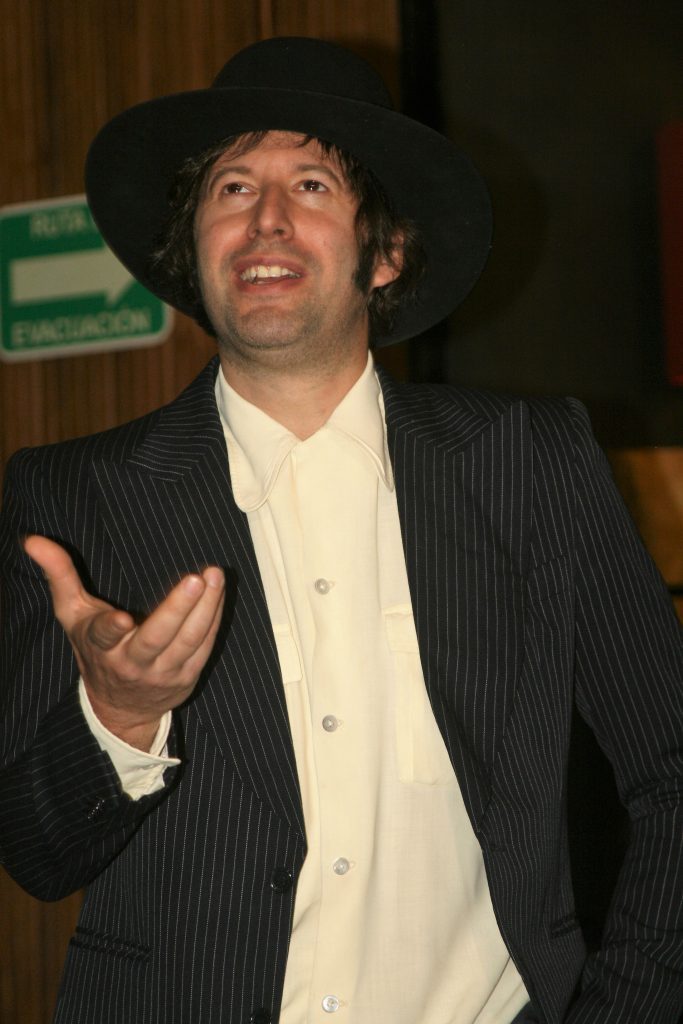 Adan Jodorowsky viviendo su esencia solar. Robotto.mx