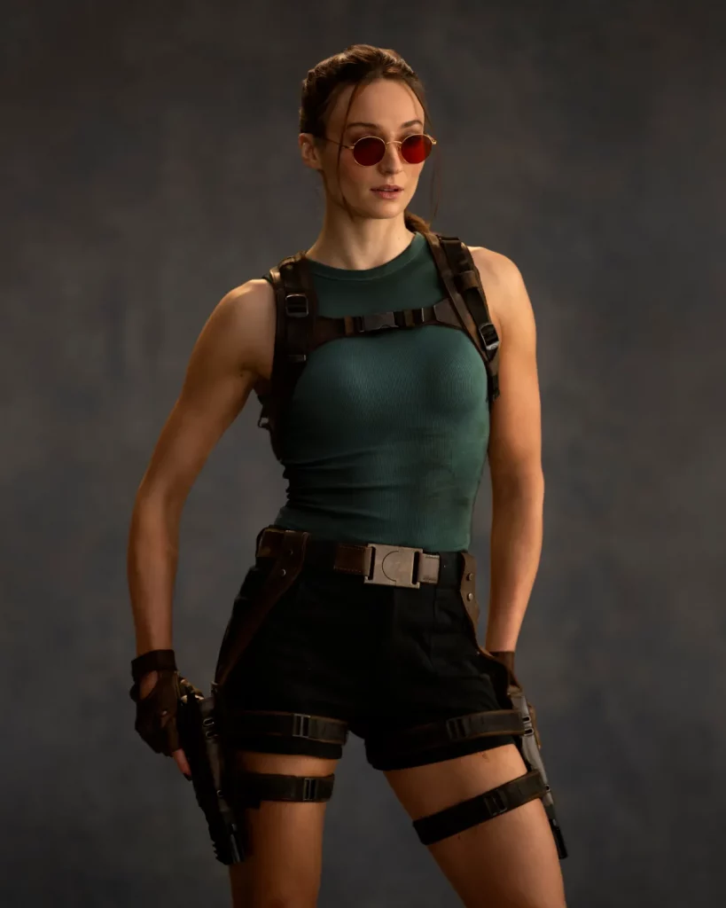 Sophie Turner se convierte en Lara Croft para el rodaje de la serie reboot de Prime Video.